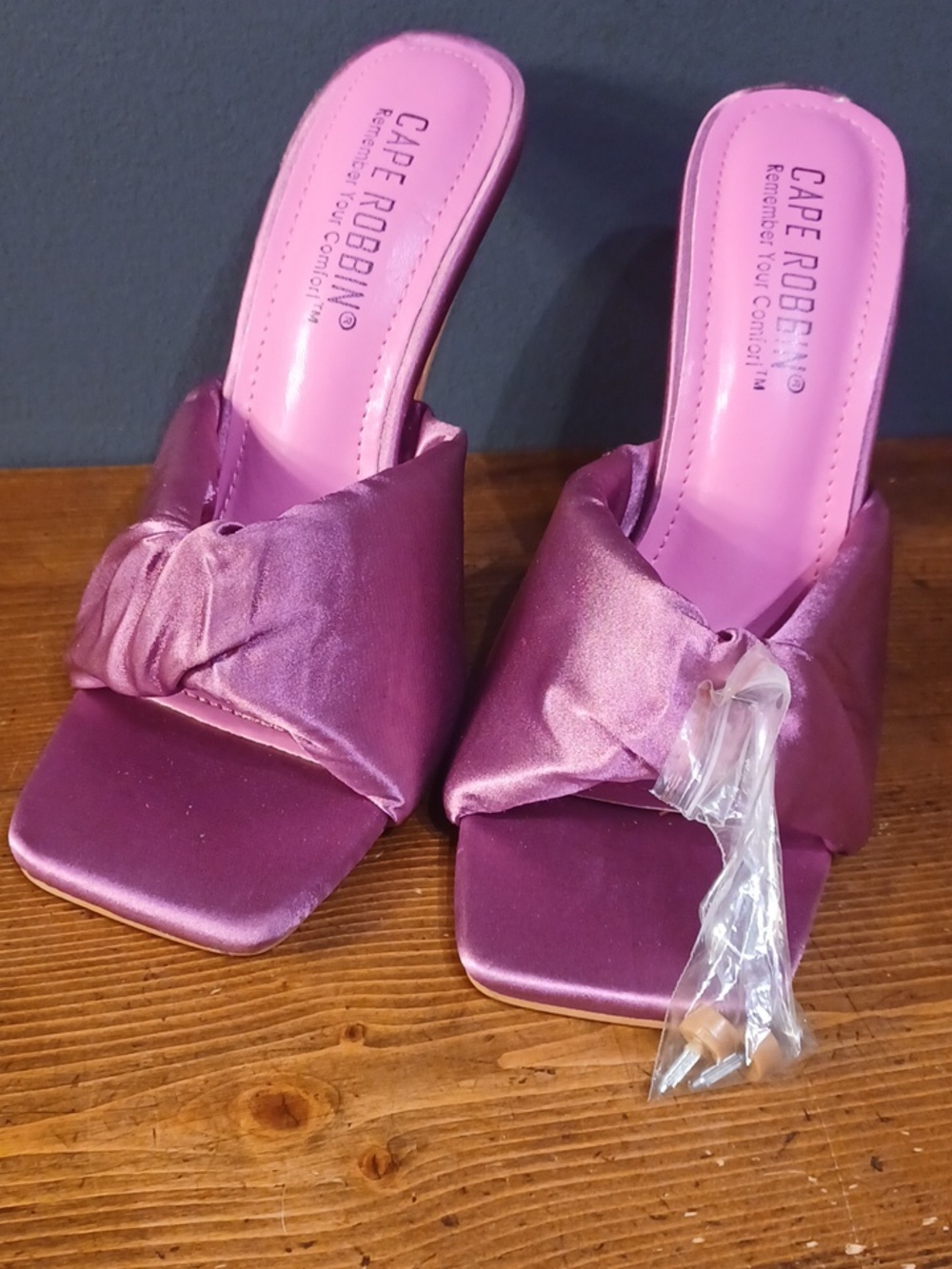 Cape Robbin Heels - Picture 6 of 16